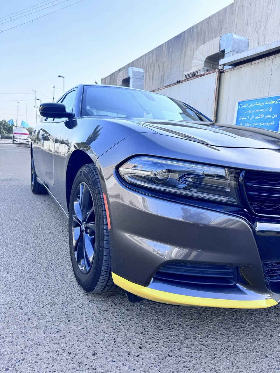 السلام عليكم للبيع جارجر موديل 2023 
دخول جديد رقم اربيل 
فور ويل  
مكينة 3600  
حادثها دعامية وحافت  البنيد والصور بل منشور 
ايرباك طاك 
السيارة جديدة بمعنى الكلمة لوك 

ماشية 12 الف اللة وكيلك بل كارتون 

تريد تحويل تريد وكالة

السعر 255 وبيها مجال 

العنوان بغداد شارع الاورفلي 

لتواصل ***********
