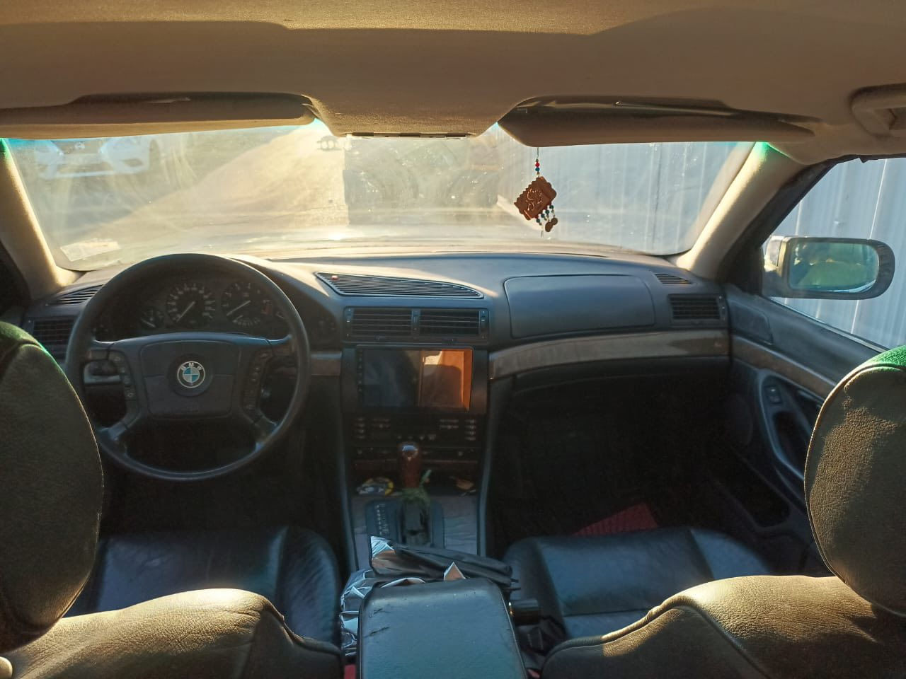 السلام عليكم
بي ام 730 موديل 1995 كاسحه
السياره مثل ما موضح بالصورة نصبتها حلوه السياره كير مكينه حداديه خير من الله 
مصبوخه عام للجماليه بدون حادث 
تبريد شغال 
غرفتها جلد والصور كدامكم 
معروضه ب75 وبيها مجال للشراي شرط التحويل 
***********
