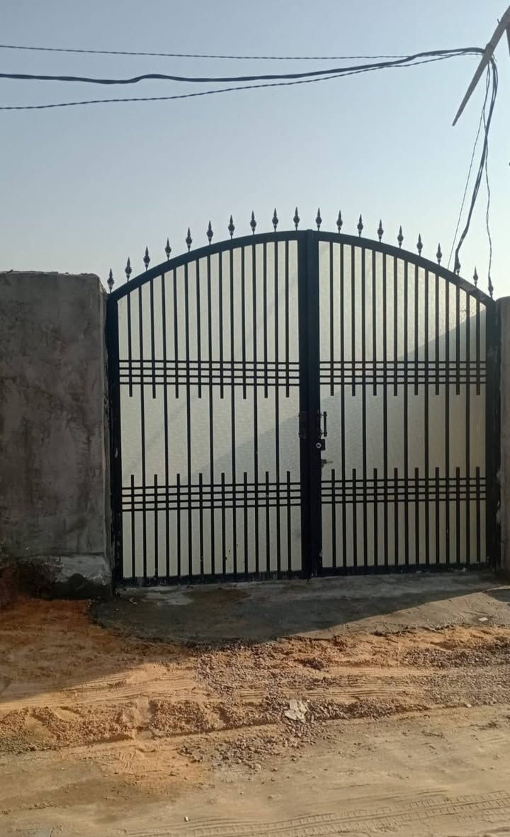 أسعد الله اوقاتكم جميعا ،  البناء مسلح طابوق حديث وممتاز ؛ الوصف / ( ٦٢٥م) الواجه ١٣م طابو سند ٢٥ إقرار قاضي تحتوي دار سكن حديث طابق واحد. بثلاثه نوم واستقبال وصاله ومطبخ ومجاميع صحيه خارجيه وداخليه  تبعد من التبليط العام بحوالي ١٠٠م والبعد من مركز. كربلاء والامامين عليهم السلام ١٠كم فقط  العنوان طريق. سيدنا. عون عليه السلام  كما. يوجد مدخلين. للعقار من طريق. بغداد الامام. عون. وطريق السيده زينب عليها السلام. يتوفر في المكان جميع الخدمات  السعر ١٩٠ مليون مع مجال قليل ومداوله من المالك. الشرعي. للعقار لأي استفسار واصلونا هاتفيا واتساب خاص دمتم طيبين      ( ***********)          ابو آزر التميمي (***********) المحامي نبأ التميمي
