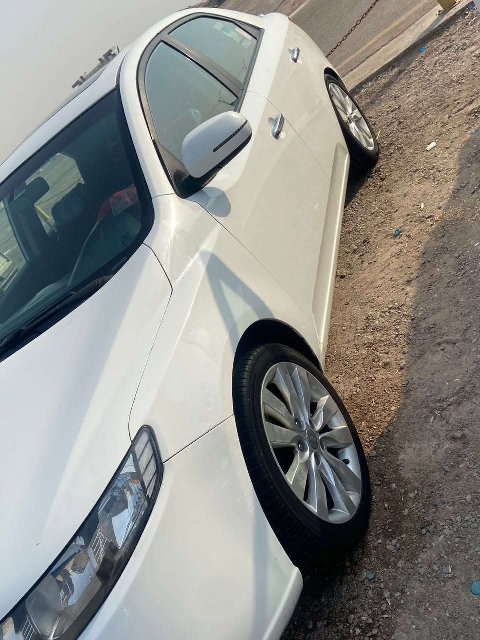 السلام عليكم سياره للبيع كيه سيراتو ٢٠١٣ خليجي كير مكينه ١٦٠٠ حداديه تخم تاير رقم جديد إنكليزي
مواصفاتها معروفه والسونار منشور بالصور 
 بس الكمبريسر تبريد عاطل السعر ( ١٠٨ ) وبيها مجال رقم الهاتف : ***********
