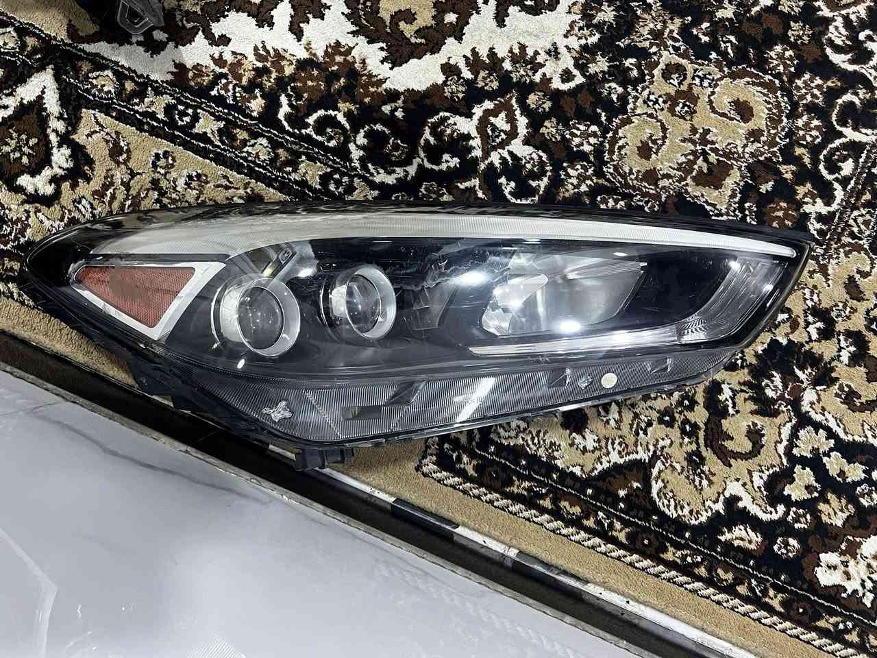 مازدا توسان موديل 19/20 جهه يمين  نضيفه مفتوحه من سياره يعني اصلي شركه سعر 100الف للتواصل ***********
