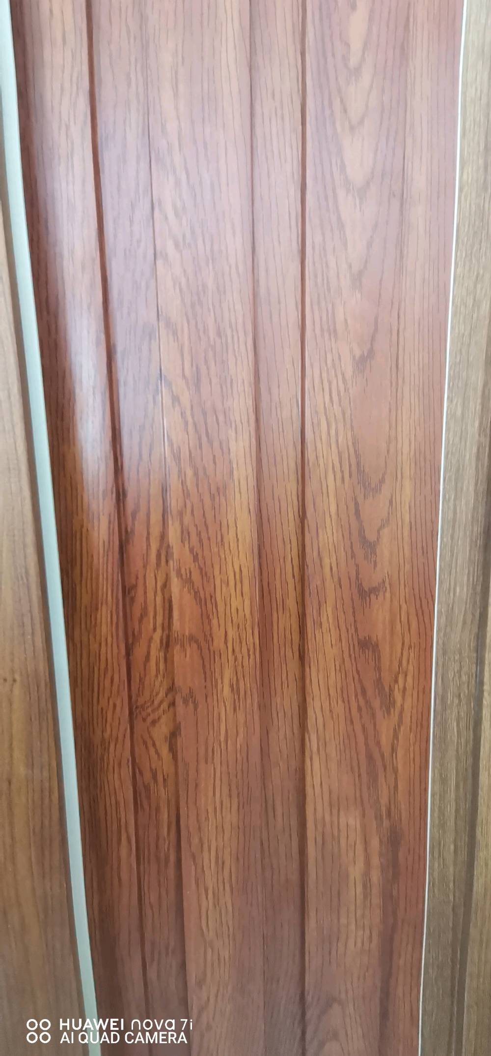 بديل الخشب الديكورات الداخلية متعدد الاستخدامات
شنو اسم المنتج بالضبط؟ وهل هو ألواح بديل خشب للجدران/ديكور داخلي، وشنو المقاس والسماكة لكل لوح؟: 
الديكور الداخلي بديل الخشب جدران وسقف الواح. طول ٢.٨٠والعرض٢٠ 
السعر المكتوب لكل لوح لو للمتر؟ وكم لون/نقشة متوفرين حالياً من هاي الصور؟: 
٧٥٠٠ القطعه
وين موقعك بالعراق؟ وهل متوفر توصيل أو تركيب؟: 
البصرةابي-الخصيب محيلة دورة ام زباله قرب صالون الماسة بيوتي توصيل داخل البصرة 
المنتج يصلح للمداخل والحوائط الداخلية بس، لو همين للحمّامات/المطابخ؟ وهل بيه مقاومة للرطوبة والخدش؟: 
متعدد الاستخدامات الداخلي 