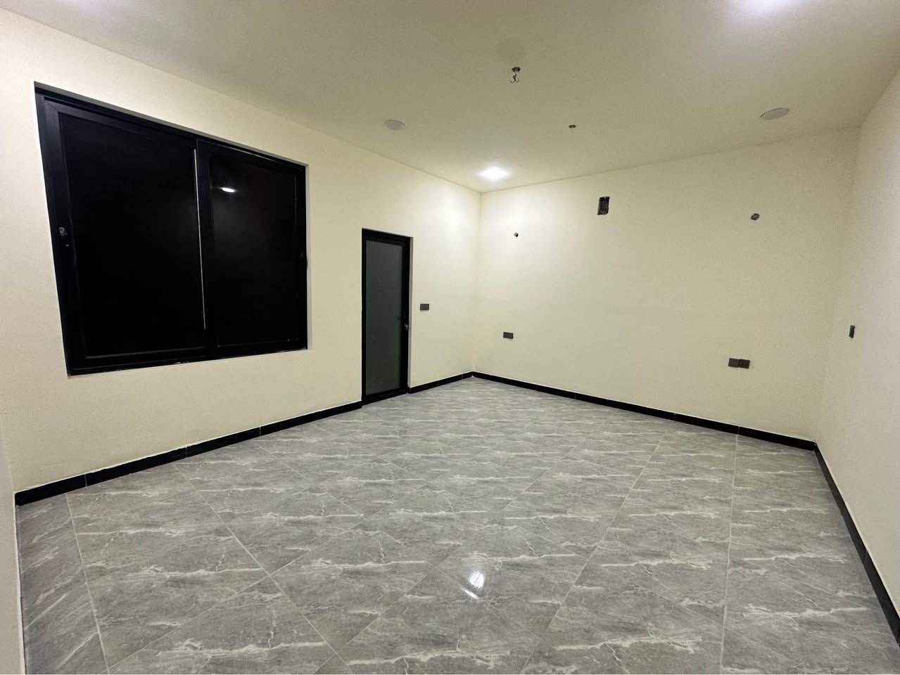 بيت مساحة 100م الدورة حي دجلة شارع 25 طابقين وبيتونة للبيع
الطابق الارضي متكون من مطبخ واستقبال وحولي وحمام ومنور و غرفة نوم ماستر
طابق الثاني متكون من غرفتين نوم ماستر 
الواجهة بورسلين الكهرباء كلها تأسيس بواري 
الحمامات نظام تسكا ودفن وتعليك
شبابيك كله سلايت المنيوم مع ابواب الحمام والمنور
سخان عدد(2) تانكي ابو 1000 عدد(2) ماطور ماء 
البيت بناء جديد ومصبوغ وغير مسكون
نقص فقط محجر الدرج
ناقصة بس تجيب غراض وتجي تسكن حتى تنظيف منظف
اني صاحب الدار مباشر لا دلال ولا وسيط
‏‭***********‬ متواجد واتساب فقط بغداد, العراق
