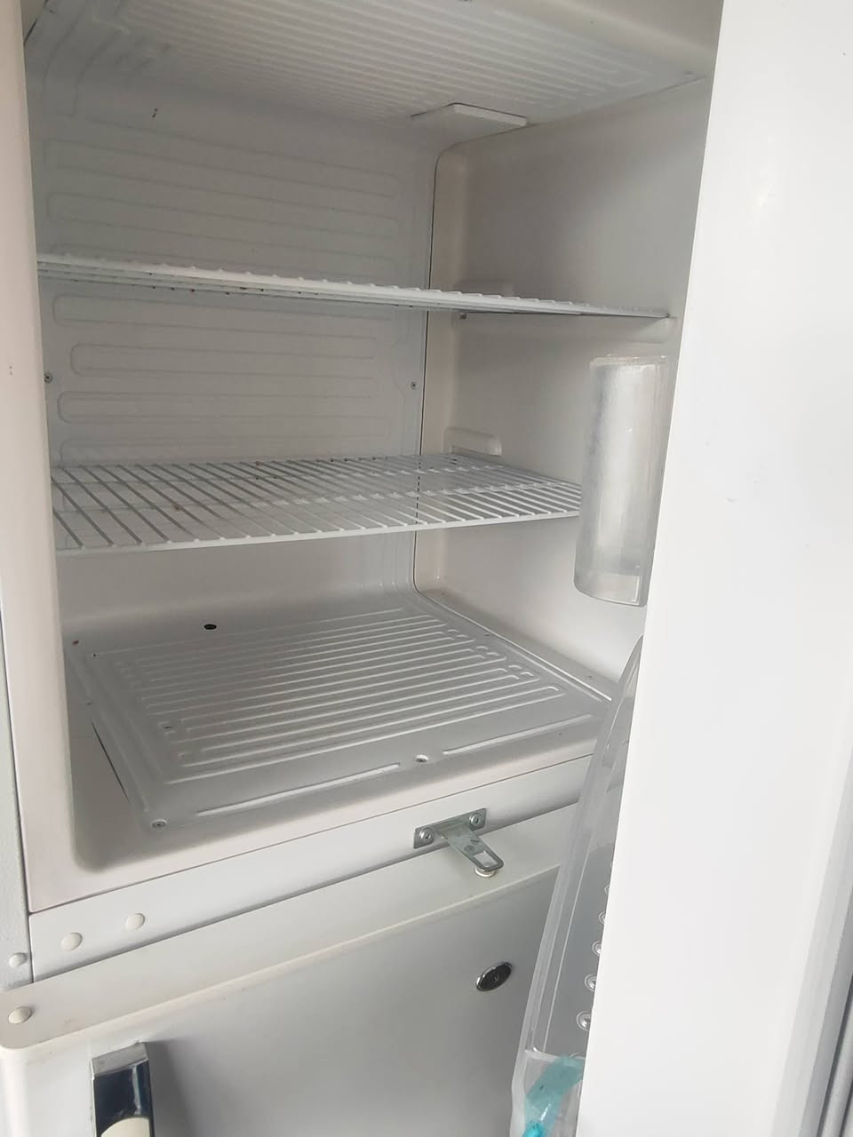 ثلاجه للبيع 
نظيفه كلش اخت الجديده
الحجم الكبير ارتفاعها مترين
ع شرط تجميدها
مكانها المجد
***********
