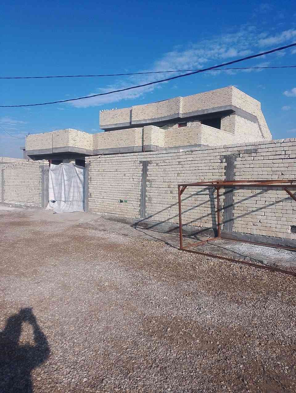 السلام علیکم دار للبیع العنوان صویره مقابل محطه رضا الصالح المساحه الكليه 800م مساحه البناء 400  يبعد عن الشارع 150م سند 25 يحتوي ع اربع غرف نوم مطبخ حار وبارد و صالتين وستقبال وصحيات خارجيه وداخليه  مع مسبح خارجي كامل يوجد ماء كهرباء للاستفسار***********///***********
