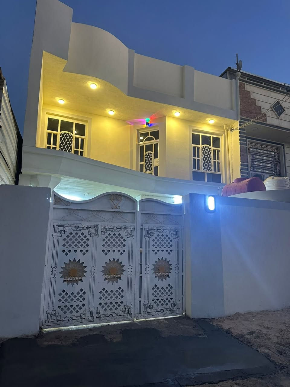 بيت للبيع🏛️
السلام عليكم 
بيت للبيع الموقع حلة شارع 80 جهة النجف مجاور سونار الضامن البيت ثاني قطعة عن الشارع يبعد 5 متر المساحة 150 متر طابو صرف
وسند جديد 24 بأسمي
***********
***********
