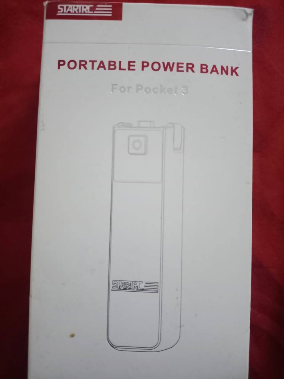 هذا المنتج هو STARTRC Portable Power Bank، وهو مقبض بطارية إضافي وشاحن محمول مصمم خصيصاً لكاميرا الجيب الشهيرة DJI Osmo Pocket 3.
​إليك المواصفات الفنية الكاملة ومعدل سعره المتوقع في السوق العراقي:
​المواصفات الفنية (Specifications)
​السعة (Capacity): يأتي ببطارية ليثيوم بسعة 4000mAh (تمنحك شحن الكاميرا بالكامل تقريباً من مرة إلى مرتين، وتزيد من وقت التصوير بنسبة 100%، أي ما يعادل حوالي 100 إلى 120 دقيقة إضافية).
​سرعة الشحن (Fast Charging): يدعم الشحن السريع بقدرة تصل إلى 22.5W عبر منفذ Type-C (يشحن الكاميرا إلى 100% في غضون 32 إلى 35 دقيقة تقريباً).
​المنافذ والتوصيل: * منفذ Type-C خلفي لشحن المقبض نفسه أو الكاميرا أثناء التركيب.
​قفل أمان محكم (Button Bayonet) لضمان عدم انزلاق الكاميرا أثناء الحركة والتصوير.
​التوافق الميكانيكي: يحتوي في الأسفل على فتحة برغي قياسية بمقاس 1/4 إنش، مما يتيح لك تركيبه بسهولة على الترايبود (Tripod)، عصا السيلفي، أو قواعد التثبيت المختلفة.
​مؤشر الطاقة: يحتوي على إضاءة LED (أو شاشة رقمية صغيرة حسب رقم الإصدار الدقيق للدفعة) لمعرفة نسبة الشحن المتبقية في الباور بانك.
​الوزن والخامة: مصنوع من البلاستيك المقوى (PC + ABS) بوزن خفيف جداً يبلغ حوالي 104 غرام، مما يجعله مريحاً كـ Extension Grip لزيادة ثبات قبضة اليد أثناء الفلوغات.


**إذا كنت صاحب هذا الإعلان وتريد حذفه لأي سبب، رجاءا أرسل رسالة إلى الدعم الفني**