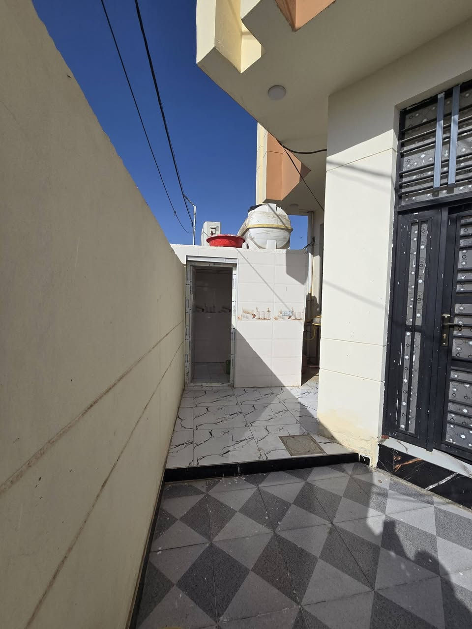 🏡✨ فرصة ذهبية – دار سكنية للبيع بموقع مميز ✨🏡
📍 الموقع: مجمع حجي عزيز – خلف عمارات الزيتون
📐 المساحة: 200 متر
🚗 قريبة جداً من الشارع العام
🔹 خدمات المجمع متوفرة بالكامل:
✔ ماء
✔ كهرباء
✔ تبليط مولدة
🔹 مواصفات البناء:
بناء درجة أولى
كونكريت مسلح
طابوق
🔸 تفاصيل الدار:
▪️ استقبال
▪️ غرفتا نوم (2)
▪️ منور عدد (2)
▪️ صالة كبيرة
▪️ مطبخ (حار / بارد)
▪️ صحيات داخلية
▪️ صحيات خارجية
💰 السعر مناسب وقابل للنقاش للجادين
📞 للاستفسار:
مراجعة مكتب الذبحاوي
أو الاتصال على:
***********
***********
