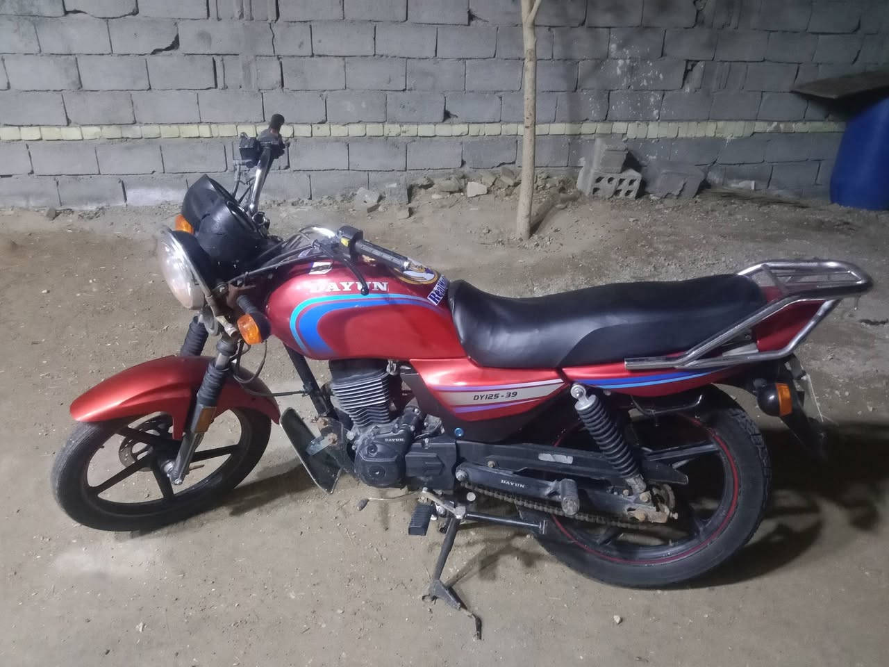 دايون للبيع موديل 21 طالعة ب22 محرك 150 أوراق أصولي
سعرهه مليون و100 وبيهه مجال بسيط
دراجة مامفتوحة وخير من الله كلشي شغال بيهه
***********
