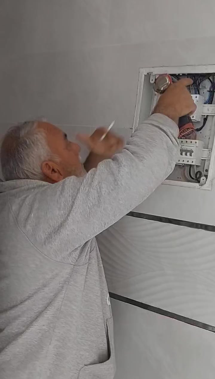 تٲسیس کهرباء البیوت
وسط سعید رقم موبایل ***********
