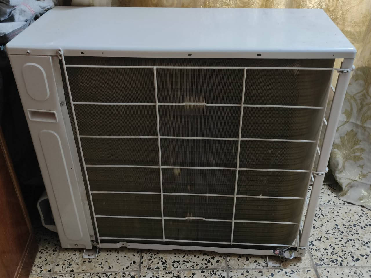 ***********
سبلت هايسنس كنتوري 3 طن  ،  نظيف جدا جديد مشتغل موسم واحد  ، تدفئة + تبريد + تنقية هواء  + سحب رطوبة   ،  ليس انفيرتر  ،  تبريدة ثلج قوي ع الضمان والفحص  ،  الريمونت و البواري   ، السعر 900 الف 
 العنوان بغداد _ ابو غريب _ الحصوة
