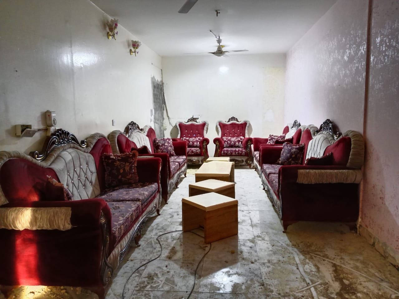 السلام عليكم عندي قنفات ٣ اكبار وحده وسط وثنين زغار وياهن طلات عدد ٥ وحده كبيره و٤ زغار وزوليه جديده للبيع الزوليه مامصوريهن بس القنفات رقم ***********السعر مناسب
