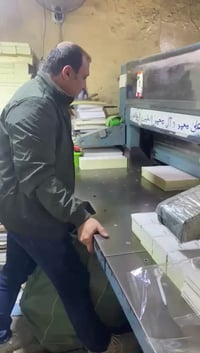 إذا تريد تطلع المخاطبات والفورمات بشكل أنيق وراقي، الورق الشامواه خيار...