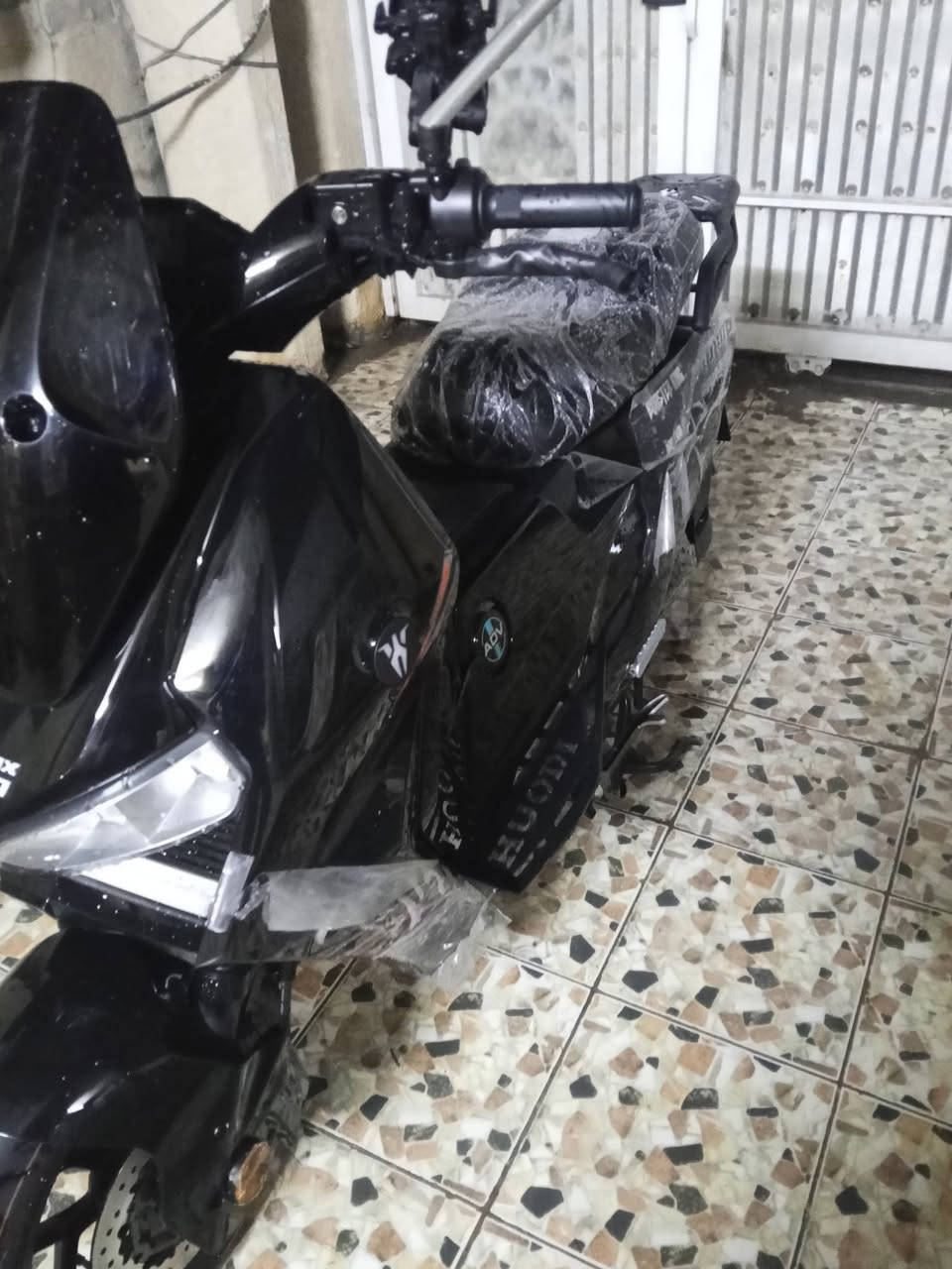 السلام عليكم..
دراجه شحن ليو سيزر 
المواصفات :6بطاريات مسطره ملف 3000سرعه 140ويا الوزن 100
3 سرع بلوتوث اشاير رباعيه ويمنه ويسره دبل صندوق خزن يعني مساحه الخزن خير من الله موديل 2026بيه وصل ضمان من شركه الجوهره البحرية مصار اقل الاسبوعين نزلت الشارع دراجه خير من الله تجي وشوف بعينك حتى بعده بجيس الشركه وبيه خوذه وجادر وحامل تلفون 
رايده 1450 يعني مليون و450
للاتصال :*********** 
مكاني : بغداد الدورة
