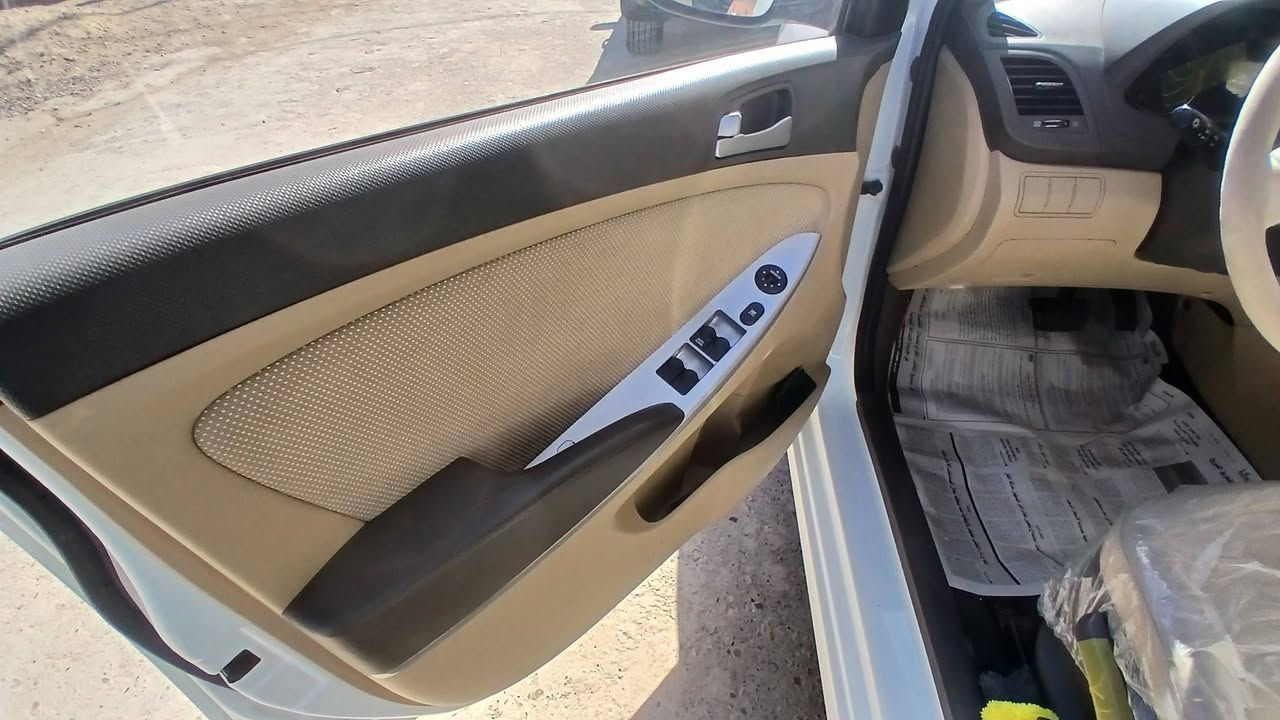 السلام عليكم شباب اكسنت موديل ٢٠١٣مال الشركه العامه ماشيه ٤٤السيارة كلش جديدة عارضهه لبيع ١٢٠ قفل مكاني بغداد  الدورة رقم الهاتف ***********
