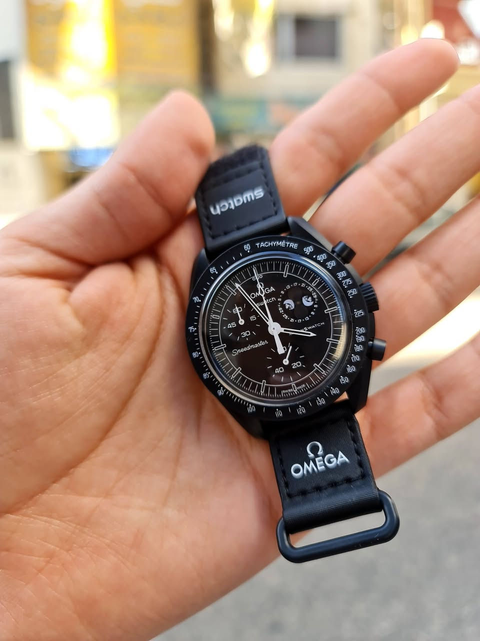 🚨🔥 فرصة لا تتكرر – قطعة نادرة لعشّاق الساعات 🔥🚨

⌚ ساعة OMEGA × Swatch

إصدار MoonSwatch المستوحى من أيقونة Omega Speedmaster

🌙 موديل قمري (Moonphase) نادر ومميز جدًا – من الإصدارات اللي عليها طلب عالي ووجودها بالسوق قليل

✨ مواصفات وتفاصيل الساعة:

حركة Quartz سويسرية دقيقة
وظيفة كرونوغراف (Chronograph) لقياس الوقت بدقة

عرض مراحل القمر (Moonphase) – ميزة فخمة ونادرة تضيف طابع مختلف 🔥

إطار Tachymeter لمحبي السرعة والستايل الرياضي
مينا أسود أنيق بتصميم عدادات جذاب

عقارب وأرقام بإضاءة ليلية (Luminous) لقراءة واضحة بالظلام

سوار قماشي (Fabric Strap) مريح للاستخدام اليومي

📌 الحالة: نظيفة جدًا – استخدام خفيف
📦 جاهزة للبس مباشرة
💰 السعر: لقطة مقابل الندرة والمواصفات
⚡ إذا بدك ساعة تلفت النظر وتعكس ذوقك – هاي اختيارك
🚀 الموديل نادر ومش دايمًا متوفر، أول الجادين إله نصيب

للتواصل على الرقم او على الخاص 0795472588 

✨️يرجى متابعة الصفحه لكي يوصلكم كل ما هو جديد ✨️⌚️


**إذا كنت صاحب هذا الإعلان وتريد حذفه لأي سبب، رجاءا أرسل رسالة إلى الدعم الفني**