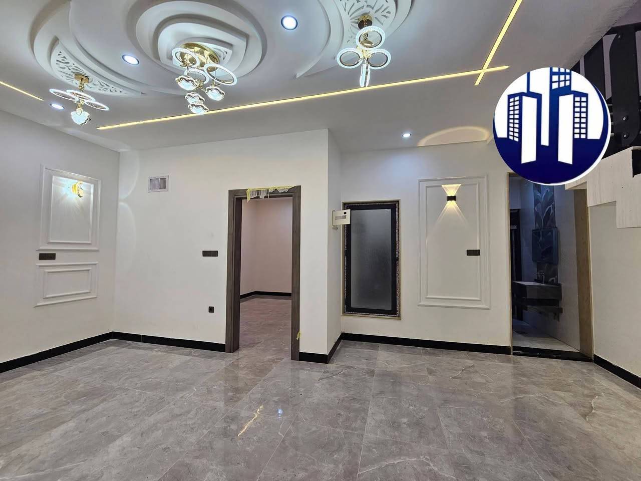 ---- عقارات الموصل الحدباء ----
       🏠💥 للبيع 💥حي السكر💥🏠
🔴️ مساحـة 100متر 

🔴️الواجهة 7.5متر

🔴 الإتجاه قبلة

🔴شارع تبليط بعرض 12متر

🔴طابقين 4غرف 

🔴الطابق الأرضي غرفة نوم هول صحيات مطبخ مناور كراج إستقبال 

🔴الطابق الثاني 3غرف نوم صحيات هول مناور بيتونة 

🔴 تحويل مباشر او قرار التمليك 
          ///////////////////////////////////
 لمعرفة التفاصيل والسعر يرجى زيارة المكتب او الاتصال على 
 الرقم       ***********

🔴 نستقبل جميع طلباتكم وعروضاتكم....
