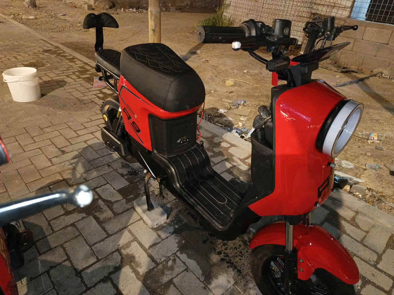 دراجة ار 9 عدد ثنين جدد  بلكارتون 2025
وحدة بدوة باتريات سعر 200 
ولثانية جاهزة من كلشي سعر325
مكان بصرة اربع شوارع 
رقم ***********
