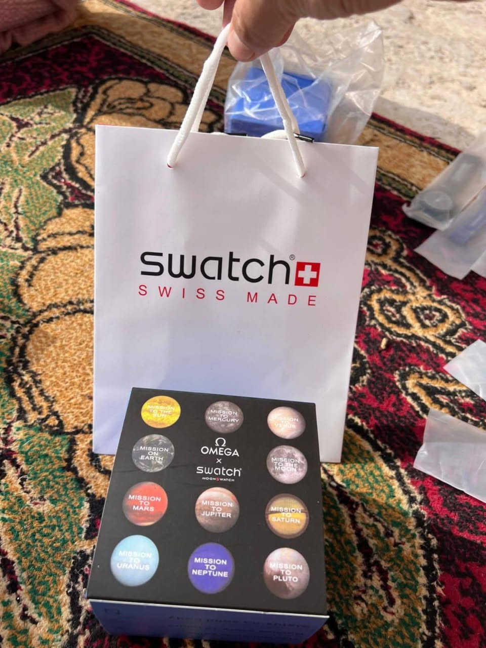ساعة من ماركة اومكا Omega x Swatch MoonSwatch وارد اوربي
تحفة فنية

تصميم مستوحى من سطح القمر والأرض

مكينة كوارتز ناعمة ستوبوج (جميع السناتر شغاله)

المينا رمادية محببة تعكس شكل التضاريس القمرية

فول لامينوس ارقام واميال

مؤشر مراحل الأرض شغال يظهر الأرض بألوان خاصة والمحيطات تتوهج تحت ضوء UV

مؤشر مراحل القمر شغال 

هيكل من مادة Bioceramic (خليط بين السيراميك والبلاستيك الحيوي)

 سير قماش VELCRO مختم

زجاج معدني مقبب ضد الخدش

مقاومة ماء وغبار 

السعر35 مع توصيل والملحقات


**إذا كنت صاحب هذا الإعلان وتريد حذفه لأي سبب، رجاءا أرسل رسالة إلى الدعم الفني**