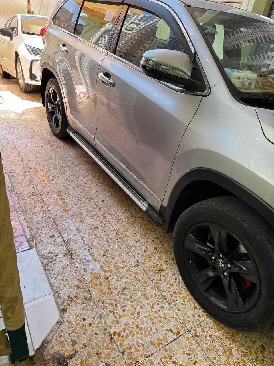 السلام عليكم ورحمة الله وبركاته

تيوتا هايلندر أعلى فئة بلاتينيوم2017 وأعلى مواصفات 🚘

✅ المواصفات:

* محرك 6 سلندر 3500 CC
* دفع رباعي (AWD)
* أعلى فئة بلاتينيوم
* رادار ومنظومة الأمان
* تنبيه النقطة العمياء
* مثبت سرعة ذكي
* بصمة تشغيل + بصمة أبواب (عدد 2)
* فتحة سقف
* داخلية جلد فاخرة
* مقاعد كهربائية
* تدفئة وتبريد للمقاعد الأمامية
* ذاكرة لمقعد السائق
* 7 ركاب
* شاشة + كاميرا خلفية
* تحكم كامل بالمقود
* باب خلفي كهربائي
* بردات أبواب
* دوسات أصلية
* كشافات ضباب
* حساسات أمامية وخلفية
* بصمة ترحيب

‼️ضررها بنيد مصبوغ بدون ايرباك وبدون دواخل وبدون شواصي البنيد نفسه مصبوغ بدون فتح خلاص

📍ماشيه 180 كيلوا وليس ميل.
📄 الرقم: بغداد بشرط مميز– تحويل ثاني يوم.

العنوآن _الانبار_الرمادي
هـ ***********
