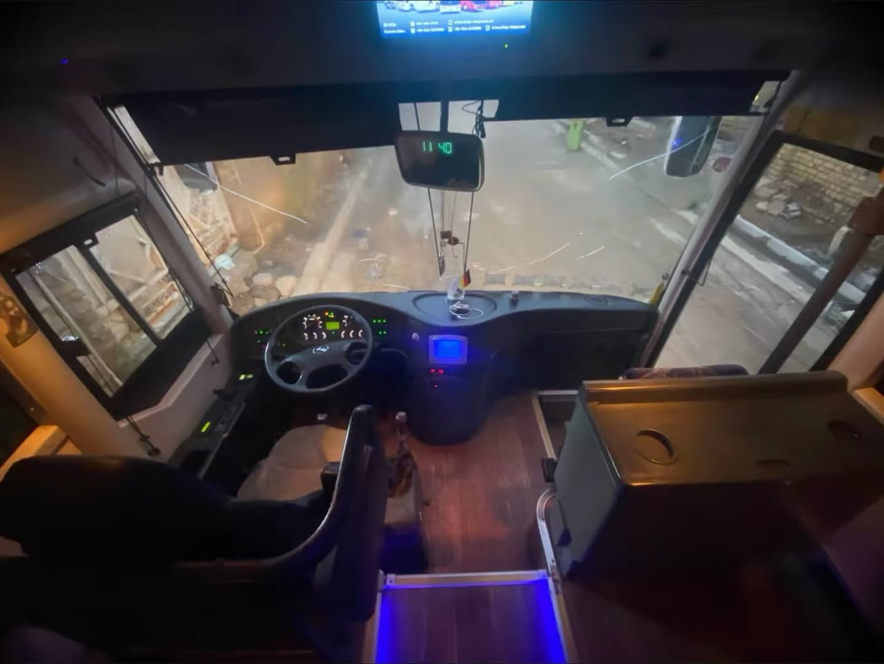 سلام عليكم باص للبيع تيكلون السعر  270 وبي مجال تبريد ابو زعانف كير اوكسن ومكينه وتخم وحاداديه جدن بكان واسط/***********
