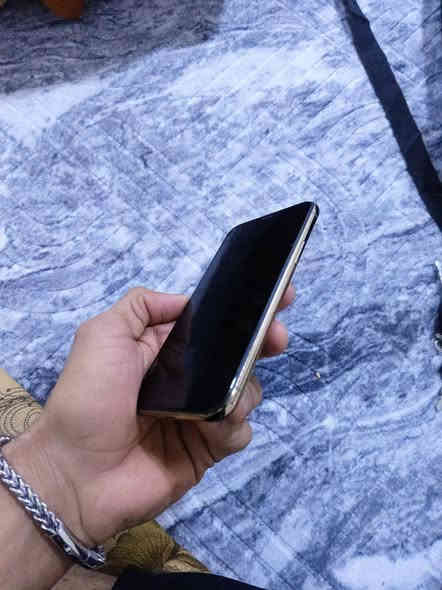 11 ابرو 
كله ابلادي نضيف حيل 
كله ع شركه بطاريه 80
شاشه ابلاد
ذاكره 256
فيس ايدي شغال 
كامرات ٫صوت ٫سيم كله مكفول 
جهاز مواصل مصلح 
كسر بالمس ممبين كلش بسيط 
سعر 240
***********
