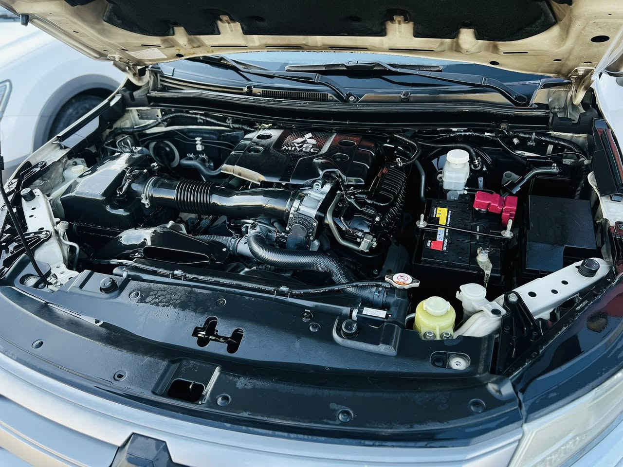 سلام عليكم 
سياره باجيرو سبورت مونتيرو
موديل 2020 
موصفاتها 
شاشه 
كامره خلفيه
حساسات امامي وخلفي
7 راكب
اشاير بلمري
شفتات استيرن
محرك 3000
فتحت سقف 
وباقي الموصفات
سعر 225 وبيها مجال 
رقم الهاتف ***********
