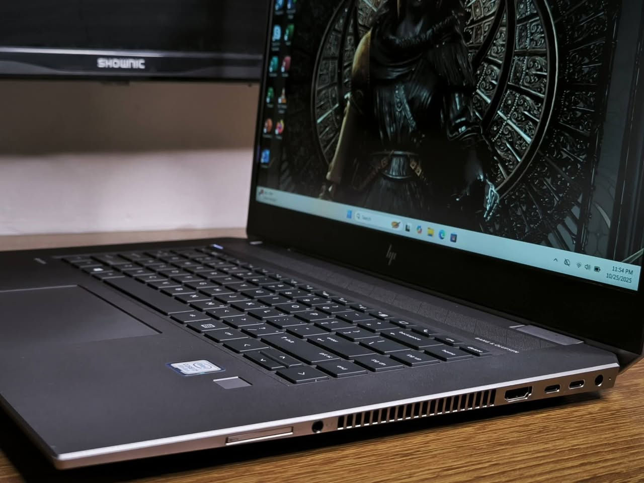 💻 HP ZBook Studio G5
🔍 المواصفات التقنية:
​المعالج: Intel Core i7 (الجيل الثامن - فئة H القوية).
​الرام: 16GB DDR4.
​الهارد: 512GB SSD.
​كرت الشاشة المنفصل: NVIDIA Quadro P1000 (بواقع 4GB).
​الشاشة: 15.6 بوصة بدقة 4K (وضوح فائق ومثالية للتصميم).
​🎁 الملحقات:
(حقيبة، شاحن أصلي، ماوس، ماوس باد).
​🛡️ الضمان والخدمات:
​فحص المواصفات والنظافة قبل الاستلام.
​ضمان استبدال لمدة أسبوع كامل.
​تنصيب ويندوز والبرامج الأساسية مجاناً.
​💰 السعر: 580,000 دينار عراقي.
​📍 الموقع: بغداد - الأمين الثانية.
🚚 التوصيل: متوفر لجميع محافظات العراق.
​📞 للحجز والاستفسار:
***********
***********
