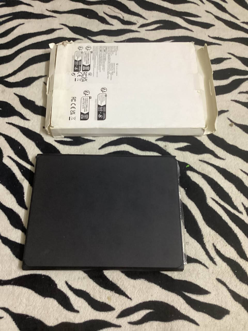 هذا الجهاز هو حافظة كيبورد بلوتوث ذكية (Bluetooth Keyboard Case) مخصصة لأجهزة الآيباد أو التابلت، وتحديداً للأحجام التي تتراوح بين 10.9 إنش و 11 إنش (مثل iPad Air أو iPad Pro 11).
تفاصيل القطع الموجودة في الصور:
1. الحافظة (Case): مصنوعة من الجلد الصناعي وتحتوي على مكان مخصص لوضع القلم.
2. الكيبورد (Keyboard): كيبورد لاسلكي قابل للفصل، يحتوي على لوحة لمس (Touchpad) للتحكم بالماوس.
3. وصلة شحن: كابل USB لشحن بطارية الكيبورد.
امانة اللّٰـه جديد بس الكارتونه تعبانه لانه مضموم 
سعره ٣٠ مع التوصيل بغداد, العراق


**إذا كنت صاحب هذا الإعلان وتريد حذفه لأي سبب، رجاءا أرسل رسالة إلى الدعم الفني**