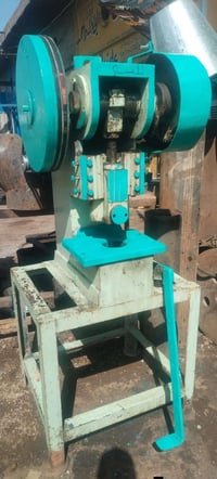 بريس سنتريك حجم 30طن شغال وكامل استفسار رقمي 07708840113