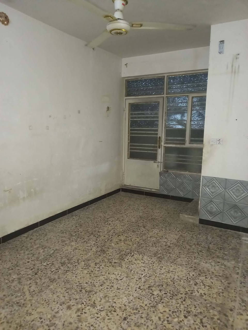 السلام عليكم طابق ثاني يحتوي على 2 غرفة ومطبخ ونت مجاني ويا البيت معزول مي وكهرباء قرب مدرسة السماحة للاستفسار واتساب او اتصال***********
