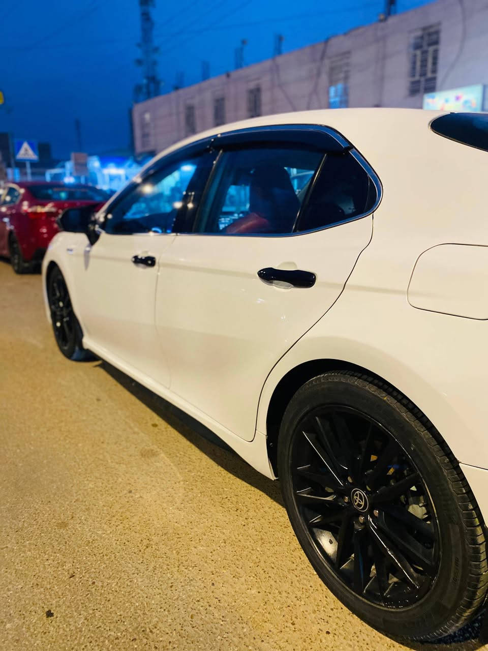 السلام عليكم ورحمة الله وبركاته
Toyota Camry

تويوتا كامري. 2021

فول مواصفات عدا الفتحه 

مواصفات XSE

تحكم ستيرن 

قيادة ذاتيه 

مثبت سرعه

تبريد تدفئه كشنات +ستيرن

هايبرد +وقود

ويل 19. رياضي 

داخل كشنات جلد لون احمر 

كامرات 360 درجه

راردارات امامي +خلفي

سياره فول الفول كامله 

حادثها جاملغ الخلفي بدون أيرباك 

بيها صبغ باب الصدر 

سعرها. (215$) بيها مجال للشراي 

***********.
