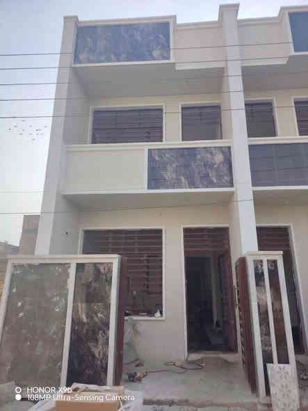 مشتملات مساحه 75 متر 
طابو ملك صرف 

بناء حديث  
استقبال 
وصاله 
ومطبخ 
و2 غرف نوم 
 
وخدمات جوه 

البيت ماناقصه شي 
كله كامل 

منطقه الانتصار مقابيل مستشفى حماد شهاب 
التصنيع قرب الملعب
***********سيدحيدر
*********** سيد حسين
