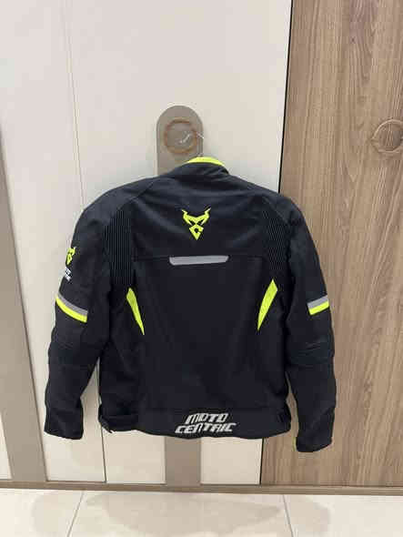 سلام عليكم جاكيت فول كسارات جديد لابسه كم مره مميز لونه قياس L ماعندي بس هاذا  توصيل موجود مكاني بغداد ***********
