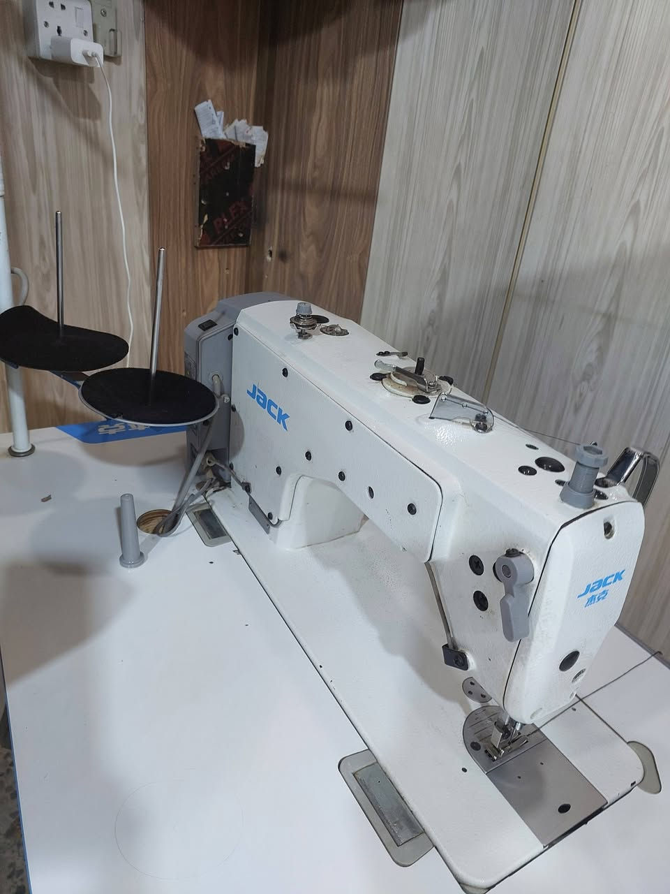 السلام عليكم مكينه خياطه ووافرومكينه دكم للبيع استعمال قليل مابيهن اي عطل اوتصليح للاستفسار*********** ***********
