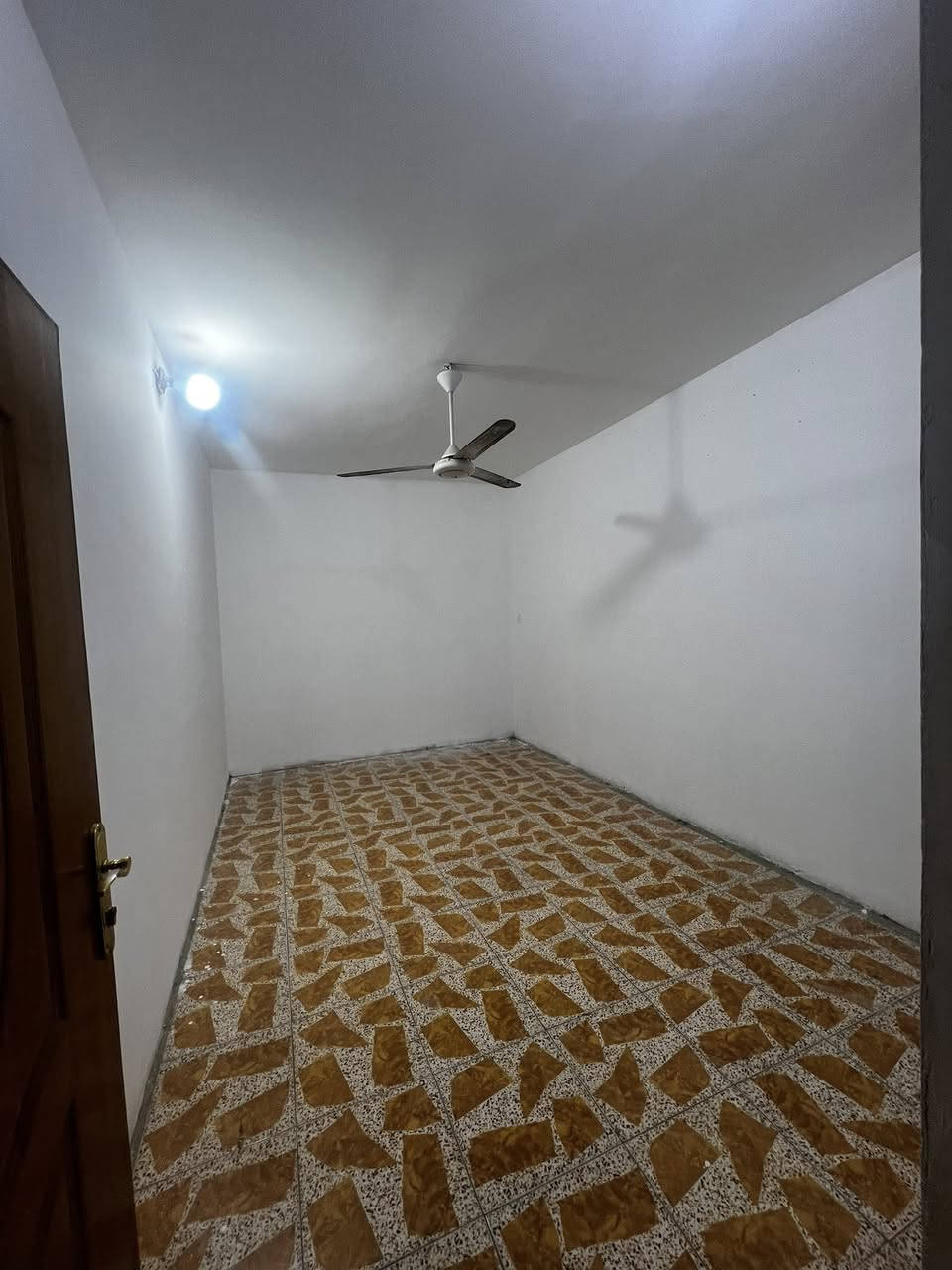 #مكتب_ابوسيف_للعقار_بيع_شراء_ايجار_تعقيب_هدم_تقييم
السلام عليكم 
يستمر مكتبنا بتوفير العروض الى زبائننا الكرام 

يعلن مكتبنا عن توفر مشتمل حديث مدخل واحد للإيجار 

المساحة  (٧٠) متر 
يحتوي على ؛
الطابق الاول
كراج  صغير واستقبال وحولي مطبخ ومنور وخدمات وغرفة نوم
الطابق الثاني
غرفتين نوم وخدمات 

العنوان /الشعب @@@التجار الثانية@@مقابل جامعة الامام الكاظم@@@

السعر للإيجار  (٦٠٠) ألف 

للاستفسار زيارة مكتبنا الكائن في ألشعب شارع الاسواق المركزية مقابل جامعة الامام الكاظم  
او الاتصال على الأرقام التالية؛
*********** 
***********
او التواصل على البرامج التالية؛
ماسنجر واتساب
