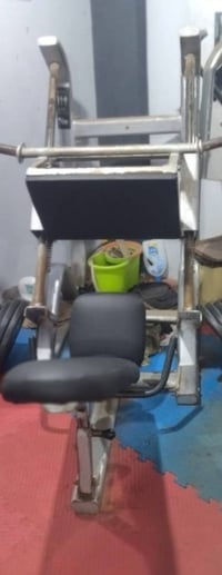 معدات جيم • بنش مسطح • دفع رجل