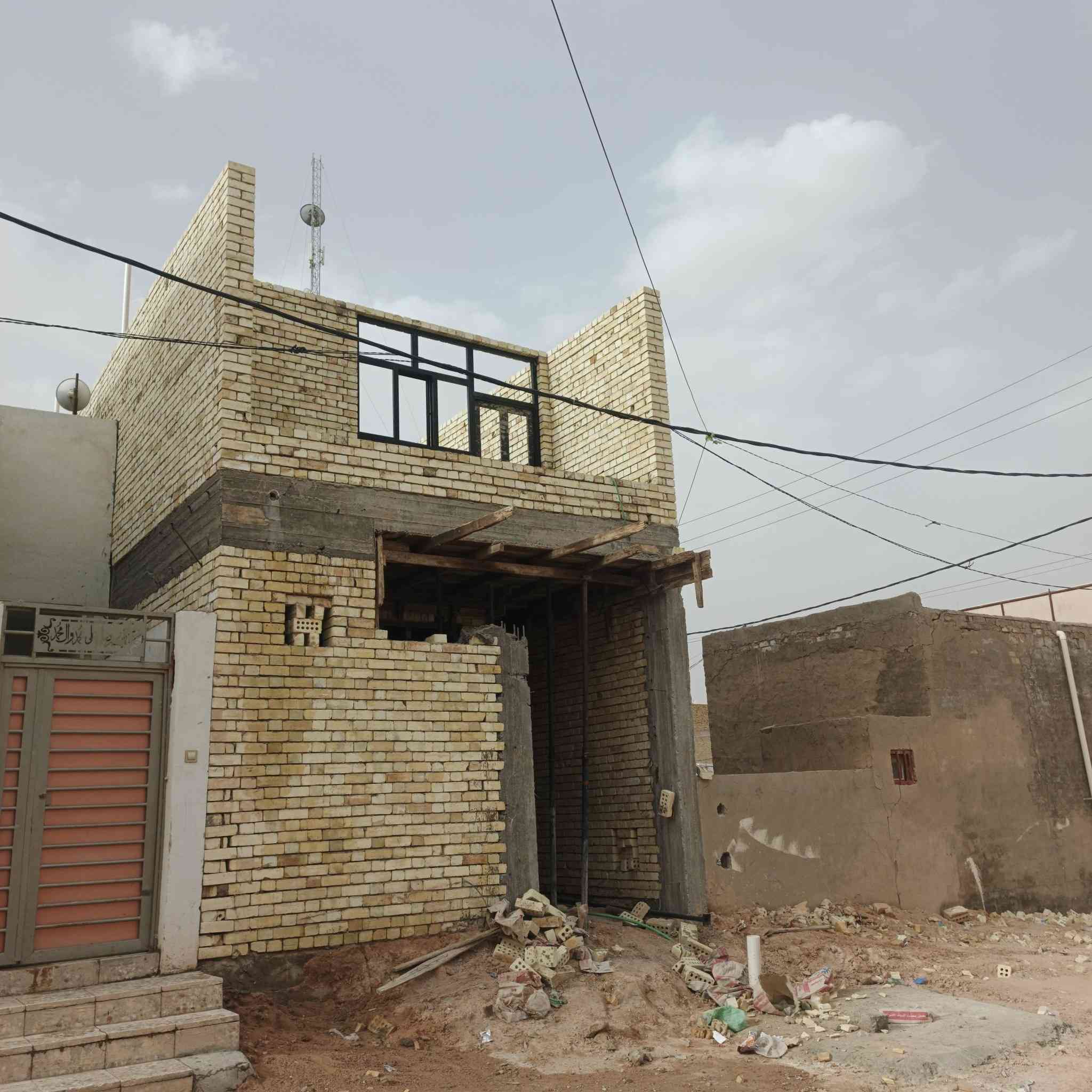 دار للبيع ١٠٠متر طابقين درجه اولى رقم العقار ٥٨٠٦١ اولى بيت من شارع ٦٠ مفتوح مباشر على شارع العرضي الأول قرب جامع الكوثر صب كونكرت خريطة مفتوحه باب دفتري كل تفاصيل البناء مصوره ٣ غرف نوم ٣ حمامات مطبخ صاله عدد ٢ استقبال سعر ١٢٠ مع مجال قليل سيد حيدر: تستلم مفتاح 🔑 كامل من كلشي للتواصل والاستفسار ‏‪***********‬‏
