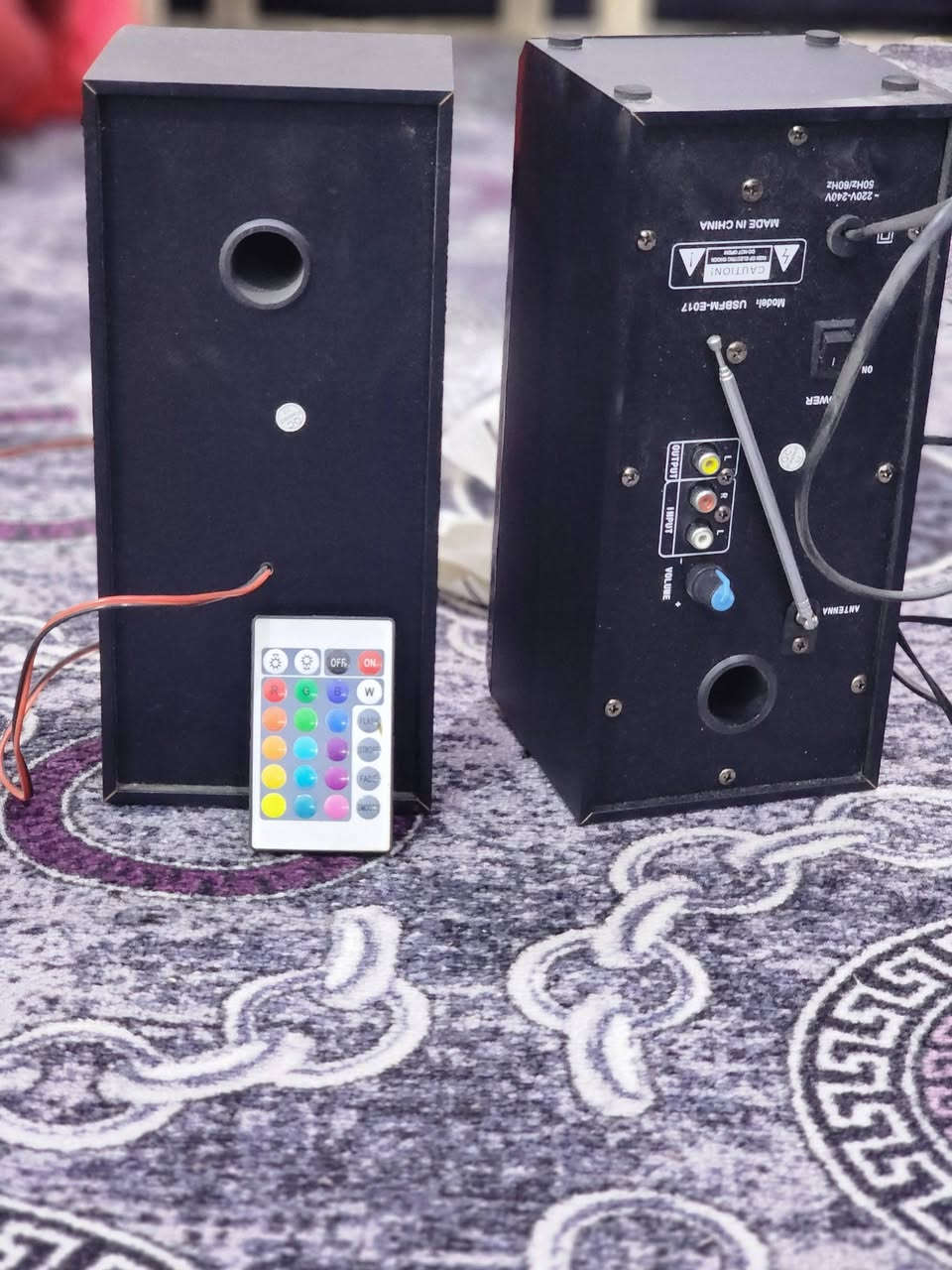 سماعات كبيره ستيريو
تشتغل على USB
بيها راديو FM
تقرأ فلاش وذاكرة SD
ويجي وياها ريموت للتحكم
مامستعمله فقط مره وحده 
السعر 25 
بغداد الامين الثانيه 
***********
