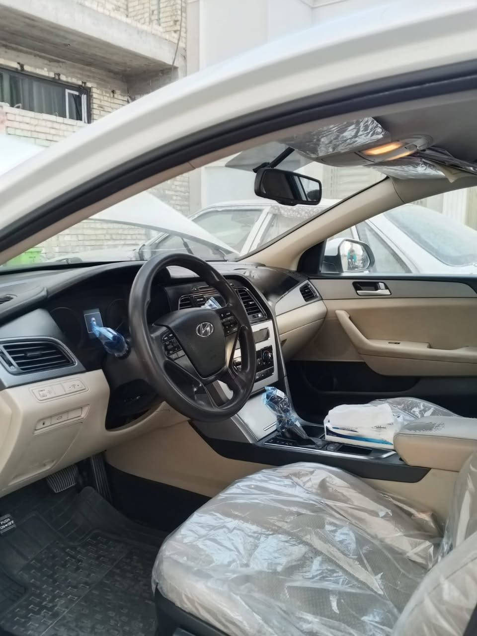 السلام عليكم
هونداي سوناتا موديل 2016
خليجي مكينه اربعه سلندر 2400
تدفئه تبريد خير من الله 
تخم تاير جديد صدر حداديه جديد 
السيارة بيهه اربع قطع صبغ 
السعر 110 وبيها مجال 
مكان بغداد البلديات 
الرقم ***********
