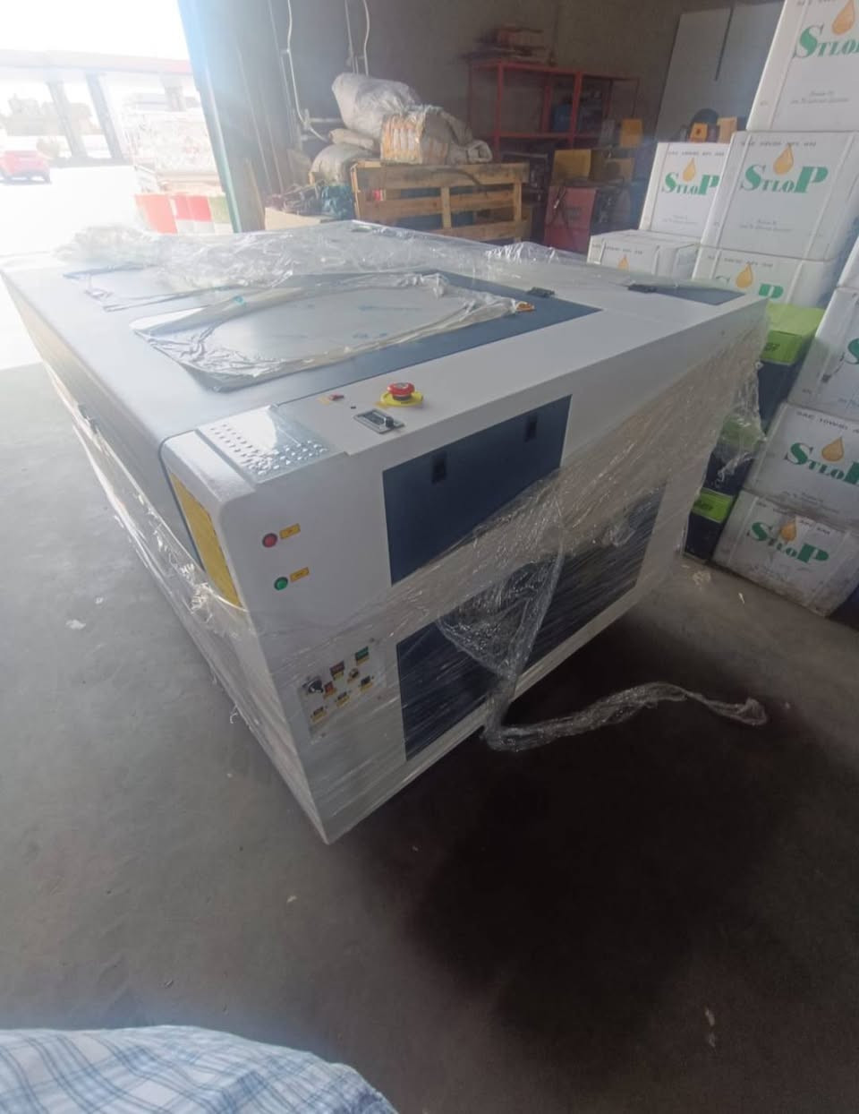 سلام عليكم ماكينة Co2  ليزر  للبيع قياس العمل 90x130 
150w 
لتواصل واتساب  ***********
