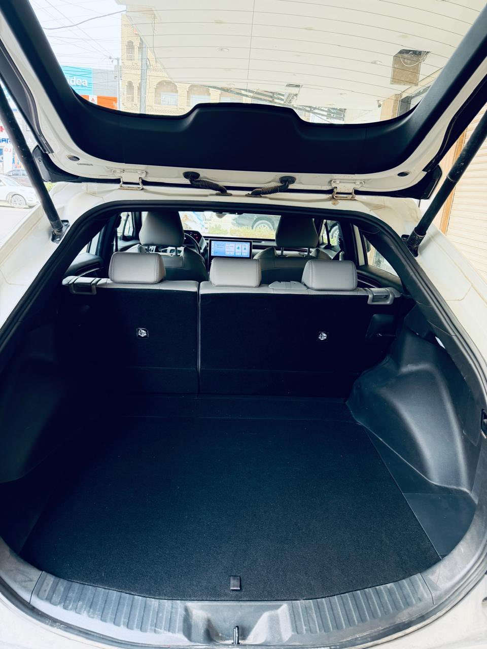 Toyota Bz4x 2023 وارد خليجي
الكهربائية بالكامل | Full electric 

عداد 12,000 km شبه زيرو

السيارة مميزة جدا و تقطع مسافة 615 كم بالشحنة 

حجم البطارية : 68  كيلو واط 

نوع البطارية : ليثيوم 

المواصفات :-

سقف بانوراما فيو 

مقاعد جلد كهرباء 

مقاعد امامية تدفئة وتبريد

 تدفئة مقود 

شاشة امامية كبيرة متعددة الخصائص

كاميرات 360 درجة 

حساسات اصطفاف 360 درجة 

مثبت سرعة

بصمة تشغيل و دخول

لايتات امامية زنون

اضاءة خلفية Led

كير ماوس

هاندبريك كهربائي مع خاصية الاوتوهولد

انظمة قيادة متعددة

فتحات مكيف خلفية

صندوق خلفي كهرباء 

‏Wireless charger | شاحن لاسلكي 

‏Lane tracing assist | نظام تتبع المسار 

‏Lane departure alert | نظام الحفاظ على المسار 

‏Navigation Maps | نظام خرائط الملاحة

‏Voice command | داعم اوامر صوتي 

‏Bluetooth | بلوتوث 

‏Auto lights | اضاءة ذاتية 

‏Traffic sign assist | قراءة شواخص المرور 

‏Automatic high beam | نظام الاضاءة العالي التلقائي 

‏Pre-collision system | نظام الأمان قبل التصادم

‏Dynamic radar cruise control | مثبت سرعة بالرادار الفعال

‏Apple car play 

‏Android Auto 

* السيارة مكفولة كفالة عامة ع ايدي من زيرو مكاني بغداد / الكرخ

للاستفسار :- ***********
