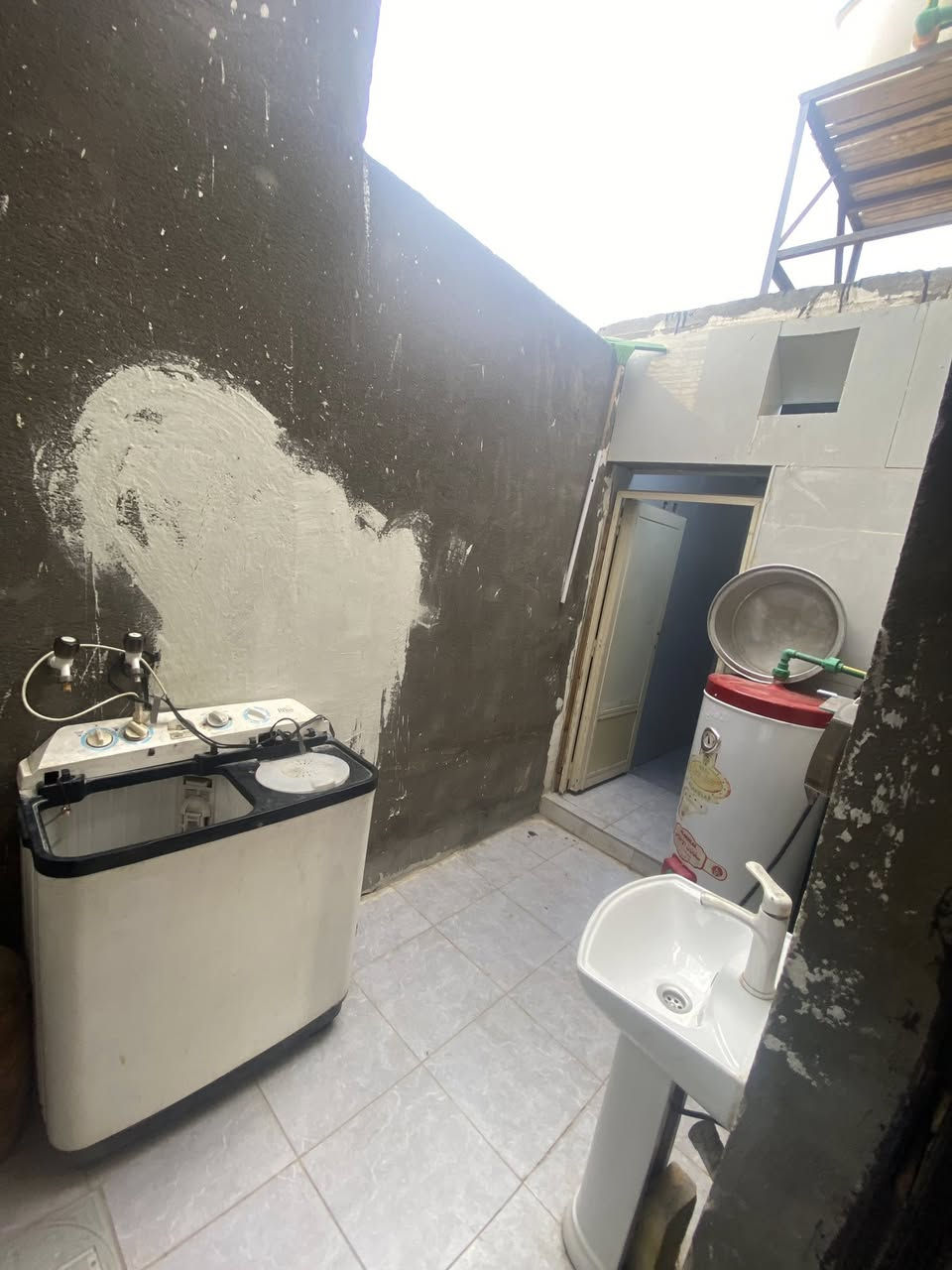 دار زراعي خنيطله حي المهندسين مساحه 100متر مربع 10x10 بناء طابق ونصف طابوق كونكريت خدمات كامله ماء مجاري كهرباء  اناره  بناء حديث 2025 يتكون البناء من غرف عدد2 وصاله ومطبخ ومنور وصحيات داخليه  عوزه بس الصاله مخمر او معجون سعر جداً مناسب مستعجل 52 وبي مجال جداً بسيط للأستفسار مراجعه مكتب عقارات البركه 

نستقبل جميع العروض قطعه ارض طابو وزراعي ودور سكنيه وشراينه جاهز  للأستفسار ***********
