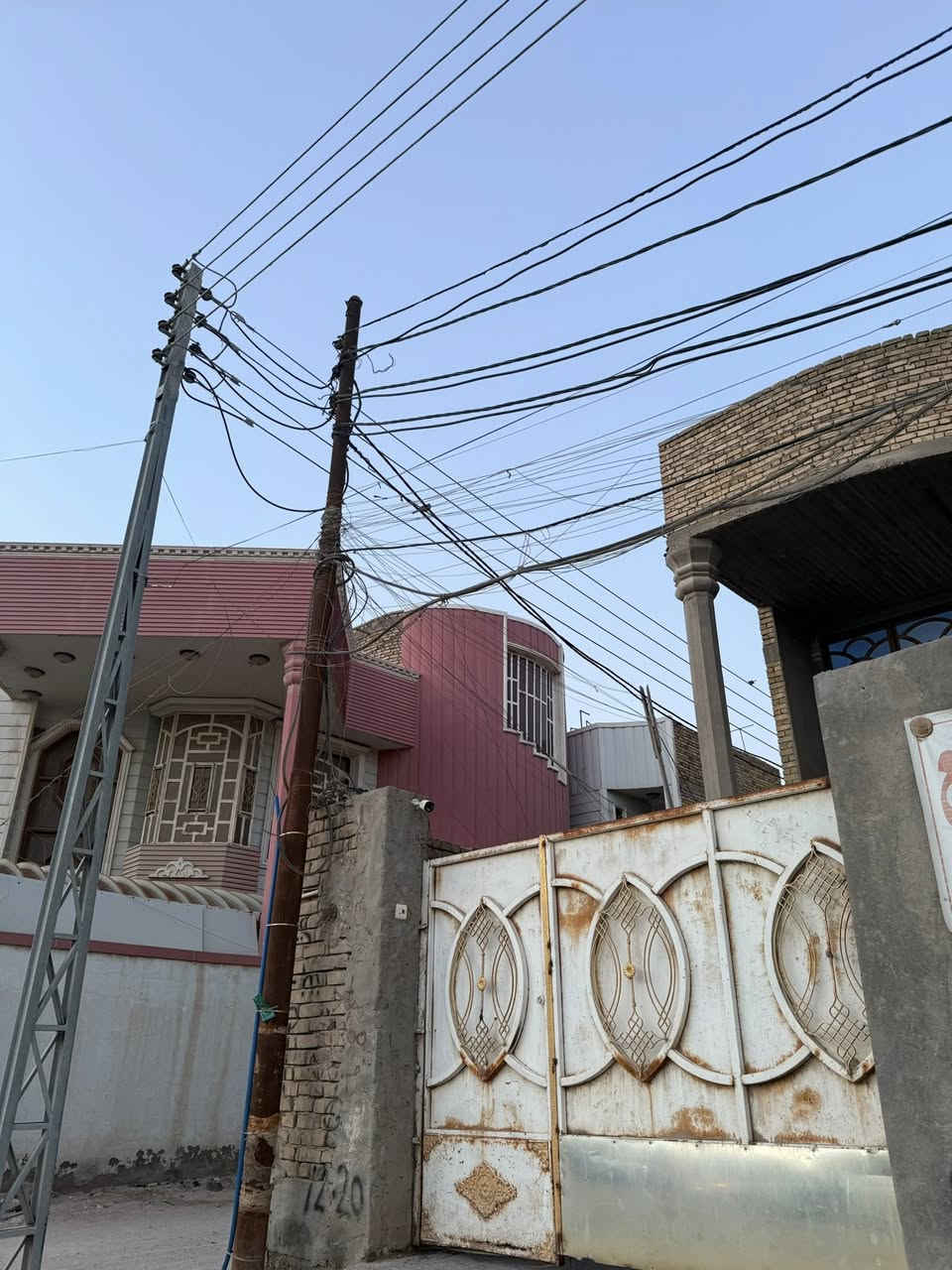 للبيع بيت ركن مميز جداً ✨
📍 الموقع / قرب صيدلية علي هاشم الصفار
وقريب من مدرسة اريدو – شارع الكنازوه السايدين

▪️ المساحة : 264 متر
▪️ الواجهة : 13 متر
▪️ ركن على سايدين
▪️ يحتوي على محلين
▪️ بناء سنة 2013
▪️ طابقين دبل ڤاليوم
▪️ موقع حيوي وراقي مناسب للسكن والاستثمار

السعر فقط للجادين عبر الواتساب 📲
***********
