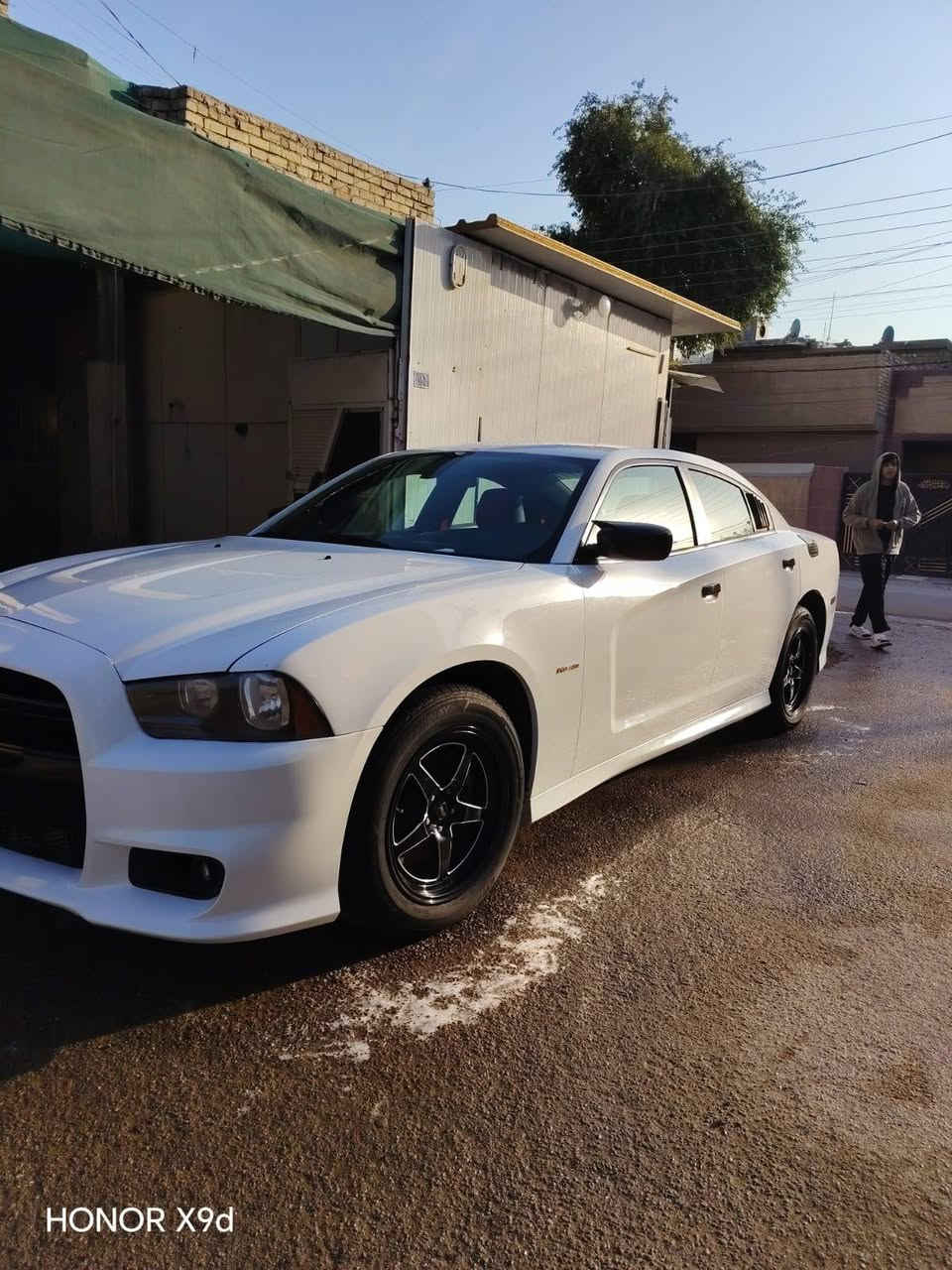 السلام عليكم جارجر مديل ١١
مكينه ٨ مكينه وكير جدد 
منضومه غاز ايطالي شادها بمليون قبل شهرين 
داخل احمر  غرفه مال 18
شاشه جبيره
كلاصات حار بارد  حداديه امامي خلفي جديده 
تخم تاير لايت زنون سعر 135 رقم ***********
