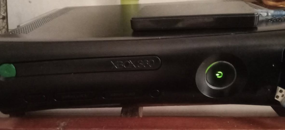 جهاز Xbox 360 (النسخة القديمة – FAT) إصدار خاص
Limited Edition
بسعة تخزين إجمالية 570 جيجابايت
المواصفات والمحتويات:
جوي ستك Xbox 360  (إصدار خاص)
قرص صلب داخلي ثابت بسعة 320 جيجابايت
قرص صلب خارجي بسعة 250 جيجابايت
عدد 2 يد تحكم أصلية
كابل HDMI أصلي
كابل AV أصلي من مايكروسوفت
محوّل طاقة مع سلك الكهرباء
كابل شحن لأيدي التحكم
بطارية خاصة بذراع التحكم
الحالة:
الجهاز يعمل بكفاءة تامة
جميع الملحقات أصلية وجاهزة للاستخدام
السعر 125 ألف مع التوصيل داخل بغداد
للاتصال و للستفسار على الرقم:- ***********
