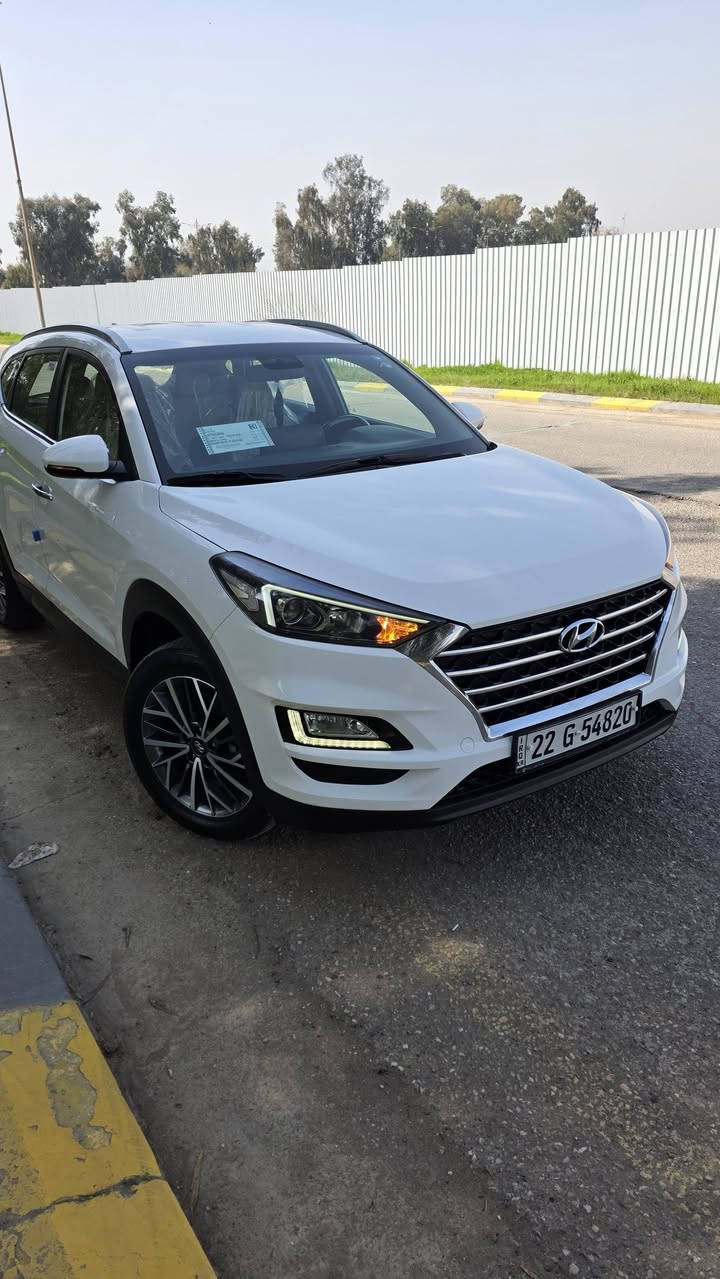 توكسن موديل 2019 خليجي كوري  بصمة وشاشة وكاميره وكشنات ٢ كهرباء تحكمات ستيرن جهتين نظام سبورت ونورمال وايكو حاجب لد وبك لايت لد وكشافات لد ومراة كهرباء وإشاره بلمرايه ومراة قابل للطي واضواء ترحيب عن قرب يدات نيكل شحن واير ليس قطعتين تبريد دبل مناخ منفصل حساسات أمامي وخلفي مانع انزلاق وبعد هواي مواصفات السيارة جديدة خااام ماشيه ٧٤ ألف فقط مع طخم تايرات جديد سبير ما نازل محرك ٢٠  دوش برغي ما مفتوح شرط سيارة جديده وجاهزه بدون صبغ السعر ١٩٥$ وبيها مجال مكاني الموصل المجموعة الثقافية للإستفسار 
***********
***********
