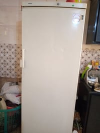 ثلاجه سيمنز للبيع تبريدها والفريز خير من الله  السعر 200 وبيها مجال  ب...