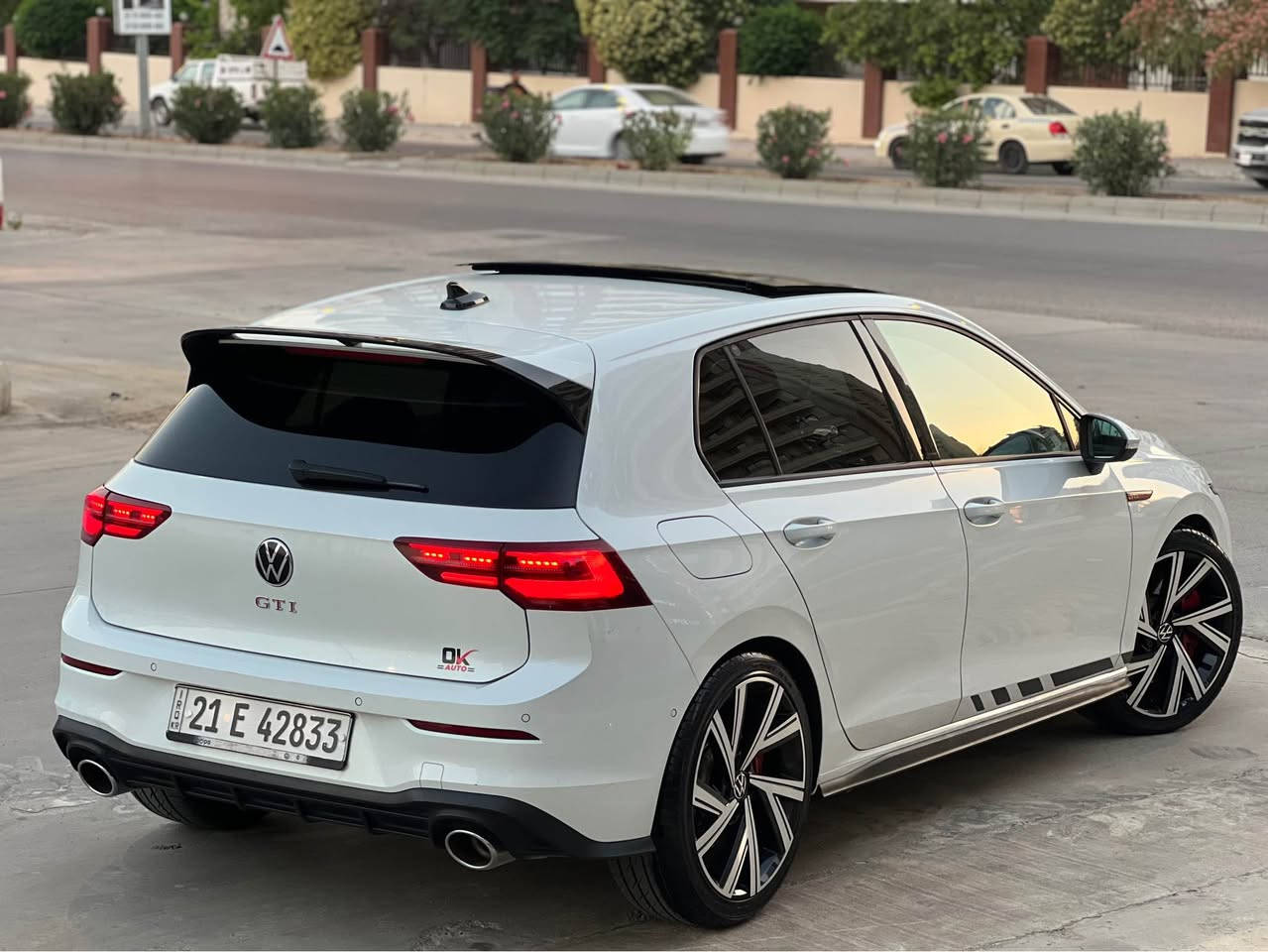گۆڵف GTI کڵەب سپۆرت شکڵ نوێ
ڕەنگی سپی صدف
مۆدیلی ٢٠٢٢ 
سەیارەکە مواصفاتی گۆڵف R واتە فول فولە
ناوی کامل لید و چەن ڕەنگێک ئەگۆڕێت
سەقف پانۆراما
داتاشۆ
یەدەی دەرگا و ئاوێنەکان و ژێر دۆسیەکان لید بیلادی
لایت و بەگلایت iq و داینامیک و حاسە
کوشن جلد و خزن و سارد و گەرم و تەبرید مەرکەزی
ڕاداری پێش و دواوە و لاتەنیشت و ئاوێنەکان
شاشە گەورە و کامێرا ٣٦٠ 
ویلی ١٩ بیلادی و تایە تازە
جامەکانی دواوە بیلاد ڕەش و کتابی هاتوچۆی بۆ کراوە
سماعە Harman Kardon
سەیارەکە ئەڵمانی و کلین تایتڵە بە کارت فاکس و زەمانە
دەعامی بۆ دەعامی بە شەرت بۆیاخ و سارد و کرانەوەی نیە
سەیارەکە بیلاد گێڕ و مەکینە و توربۆی گۆڵف R لەسەرە
ستۆکە و بێ دەستکاریە
گێڕ و مەکینە و کارەبایی و تەقە و ڕەقە بە شەرت
سنوی و ژینگەی تازەیە بە ناوی خۆمەوە
نرخی  ٢٣٦ وەرەقەیە مەجالێکی کەمی تیایە
شوێن / سلێمانی
ژ،م/ *********** السليمانية, العراق
