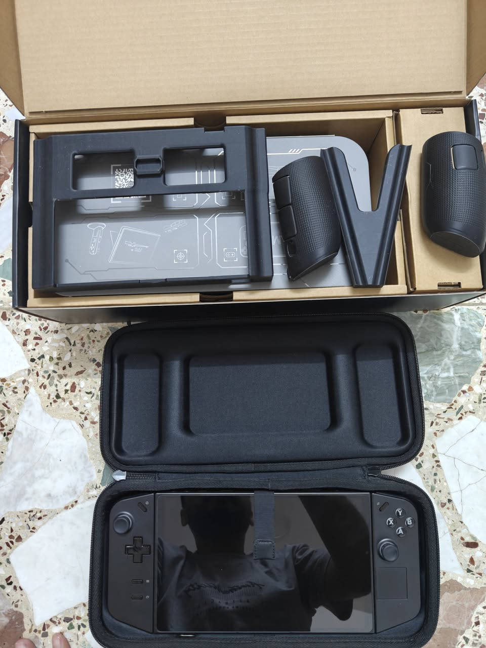 السلام عليكم، جهاز لينوفو ليجن كو (Lenovo Legion Go) نسخة الـ 1 تيرا، الجهاز نظيف جداً

مسويله مود بطارية ومشدودله بطارية سعة 81wh، يعني شحن يمشيك فترة أطول من نسخة الشركة العادية، وعمر البطارية 100% وعدد دورات الشحن 21، وحتى الكيم باس ال3 اشهر موجود وياه ما مفعل تكدر تفعله

الملحقات الي وية الجهاز

الجهاز يجي وياه كامل غراضه الأصلية الكارتونة مالته، الشاحنة الأصلية، الجنطة الي تجي وياه من الشركة

الملحقات الإضافية

كفر حماية (Protective case)، ومسكة إضافية (Grip).

مسكات لليد (Comfort Grips) 

 لاصق الشاشة من شركة JSAUX

مثبت عليه سبع العاب مكركة

Call of Duty - Modern Warfare 2019

Crash Bandicoot 4 

Ghost of Tsushima

Reanimal

Uncharted Legacy of Thieves Collection

SP Football Life 2026

سعر الجهاز 875 الف.


**إذا كنت صاحب هذا الإعلان وتريد حذفه لأي سبب، رجاءا أرسل رسالة إلى الدعم الفني**